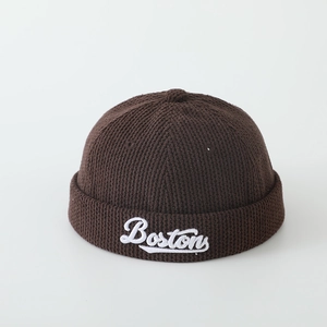 Détail de la broderie Boston sur un bonnet docker en velours côtelé marron foncé