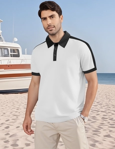 Détail d'un polo blanc en maille piquée avec finitions noires sur fond de yacht