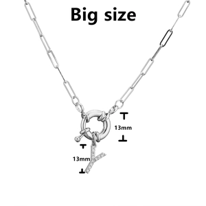 Détail d'une chaîne trombone argentée avec fermoir à ressort 13 mm et pendentif lettre Y