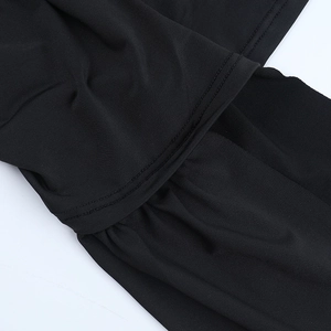 Detaillierte Nahaufnahme der Doppelnähte und des weichen schwarzen Strickstoffs am Kleid