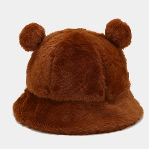 Détail de ce chapeau bob en peluche marron douce avec des oreilles d'ours et texture douce