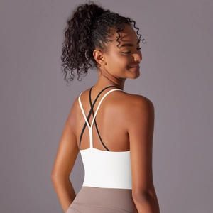 Détail du dos du soutien-gorge de sport blanc avec bretelles croisées pour le yoga