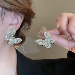 Orecchini a perno a farfalla in argento con cristalli scintillanti per donne