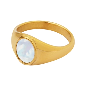 Bague chevalière minimaliste en titane doré ornée d'une nacre blanche ovale irisée