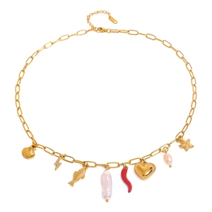 Collier en acier doré avec charms variés incluant perles, cœurs et étoiles de mer