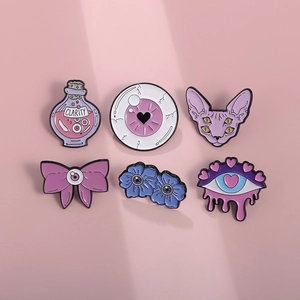 Set di 6 spille in smalto con motivi a occhio alieno su sfondo rosa pastello