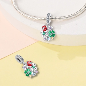 Dettaglio charm coccinella e quadrifoglio in argento 925 con zirconi colorati per bracciale