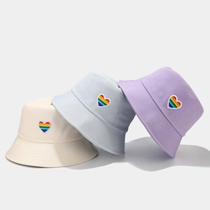 Faltbarer Fischerhut aus Baumwolle mit Regenbogen-Herz-Stickerei in Beige Blau und Lila