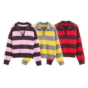 Tre maglioni polo in maglia a righe con polsini a costine e scollo a V in colori vivaci