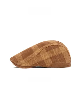 Vue latérale d'une casquette plate à carreaux marron en velours côtelé