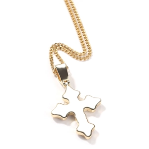 Collier avec pendentif croix en zircon doré et émail blanc sur fond blanc minimaliste