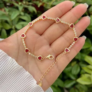 Dettaglio del bracciale a cuore in oro 18K con rubini rossi e zirconi cubici