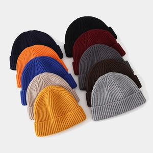 Flat lay di cappelli in maglia colorati in dieci colori assortiti per uomo e donna