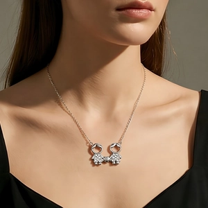 Vue détaillée du collier argenté avec pendentif enfants et cœur sur le cou