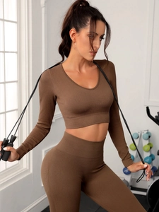 Detail der Rippstrick-Textur am nahtlosen Langarm-Crop-Top und der Yoga-Leggings-Kombi