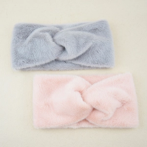 Dettaglio delle fasce incrociate in peluche grigio e rosa con texture in ecopelliccia