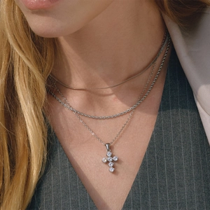 Set di tre collane a strati in acciaio argento con pendente a croce e zirconi donna
