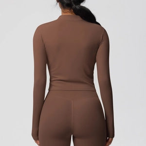 Ensemble de yoga marron foncé comprenant une veste à manches longues et un legging de sport