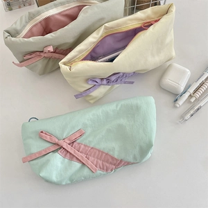 Astucci color pastello con fiocchi in menta, giallo e grigio in morbido tessuto con cerniera