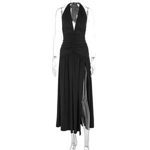 Détail d'une robe longue dos nu à col en V noir avec taille froncée et fente latérale haute