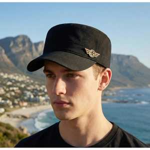 Détail d'une casquette militaire noire avec un badge en métal aile d'étoile vintage
