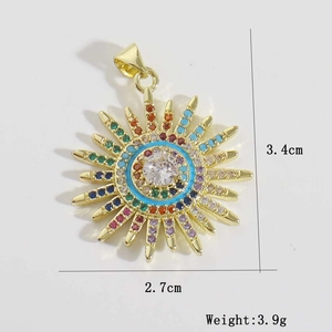 Vue détaillée du pendentif soleil en or 18 carats avec dimensions 3,4cm x 2,7cm et poids 3,9g