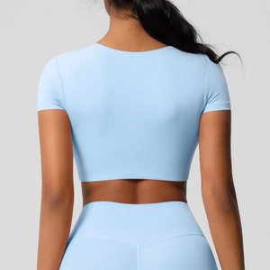 Ensemble de yoga bleu clair ajusté avec crop top et legging vu de dos pour le sport