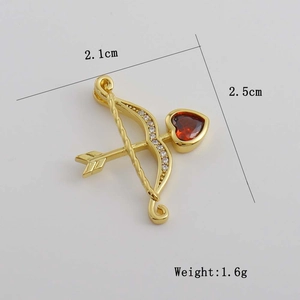 Détail du pendentif arc de cupidon plaqué or 18K avec zircons et pierre coeur rouge