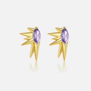 Détail macro de boucles d'oreilles soleil avec gemmes marquise violettes et dorées