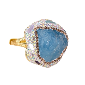 Bague bohème dorée ajustable avec une grande pierre bleue brute et cristaux scintillants