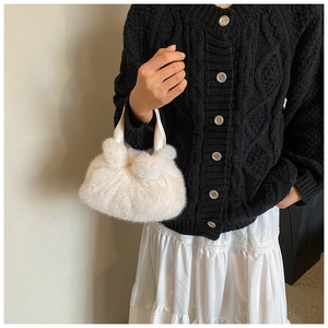 Détail du sac seau en peluche blanche avec oreilles mignonnes et poignée en cuir