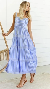 Détail de la robe d'été à rayures bleues et blanches avec jupe à volants et tissu en coton