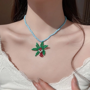 Detailansicht der Perlenkette mit Kokosnussbaum-Anhänger und künstlichen Perlen im Sommerstil