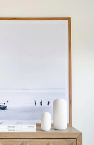 Minimalistische weiße Keramikvasen mit Rippstruktur auf einem Sideboard aus Eiche
