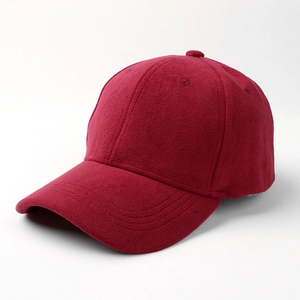 Dettaglio del cappellino bordeaux in finto camoscio con cuciture rinforzate