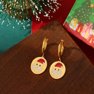 Detailaufnahme der 18K Gold Weihnachtsmann-Ohrringe auf Holz mit Geschenkbox