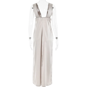 Vue détaillée du dos d'une robe en satin ajustée avec un décolleté en V et dos ouvert