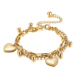 Elegante bracciale a doppio strato in oro con ciondolo a cuore e chiusura a moschettone