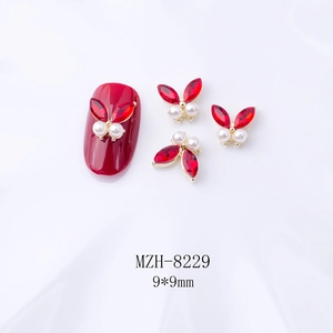 Gros plan de bijoux d'ongles papillon 3D rouge de 9x9mm avec base en alliage doré