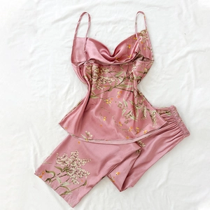 Pyjama deux pièces en soie glacée rose à motif floral avec caraco et pantalon fluide