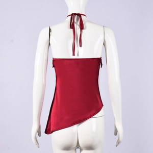 Détail du haut dos nu en satin rouge avec liens au dos et une coupe d'ourlet asymétrique