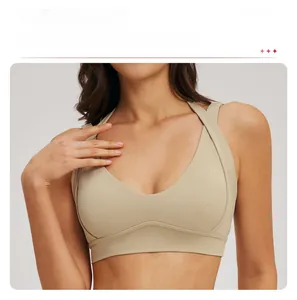 Detail eines beigen Sport-BHs mit herausnehmbaren Pads und nahtlosen Trägern