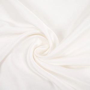 Gros plan sur le tissu en satin de soie blanc montrant une texture lisse et fluide