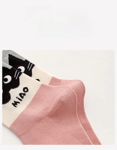 Nahaufnahme der verstärkten rosa-weißen Baumwollsocken-Ferse mit Katzenmotiv