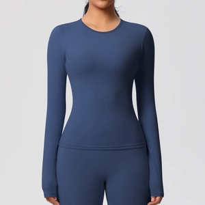 Détail du tissu de sport bleu marine extensible et coutures sans coutures sur le haut de yoga