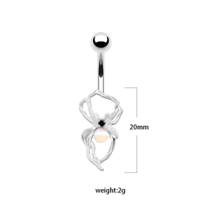 Détail macro du piercing nombril argenté avec pendentif fleur et perle blanche, 20mm 2g