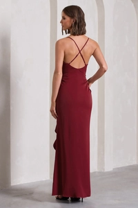 Vue détaillée d'une robe longue en satin bordeaux avec bretelles croisées et dos nu