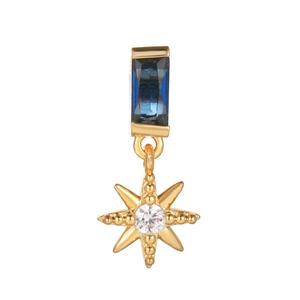 Detalle de pendiente bañado en oro de 18k con piedra azul y colgante de estrella