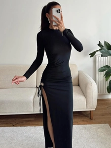 Robe moulante noire à manches longues avec cordon de serrage latéral et boucle soleil