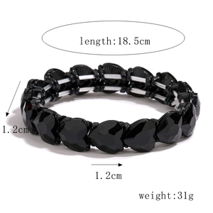 Detail eines facettierten schwarzen Herzperlen-Armbands mit 18,5 cm Länge und 1,2 cm Perlen